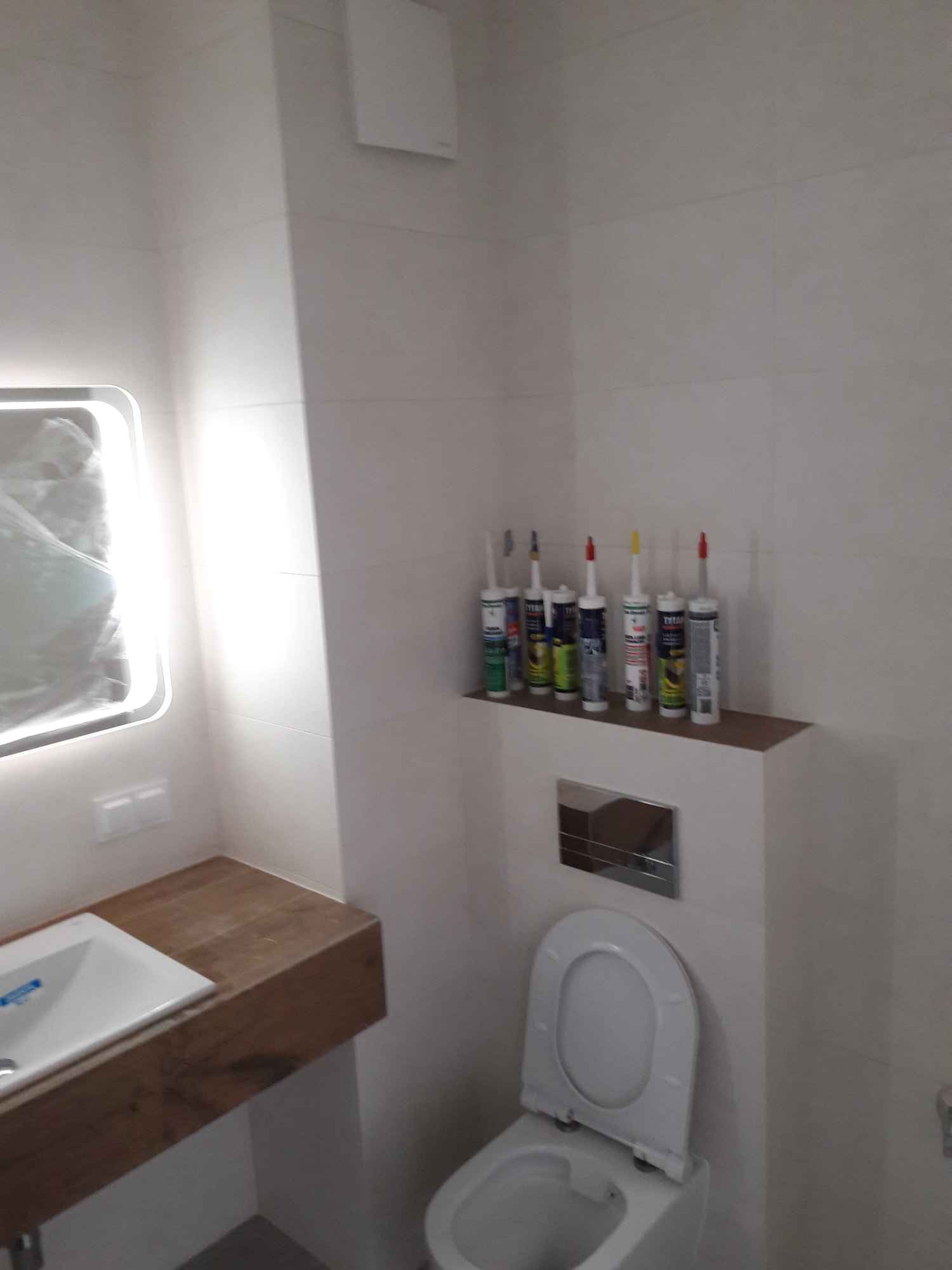 łazienka na Siekierkach z blatem żelbetowym obłożonym płytkami gresowymi drewnopodobnymi