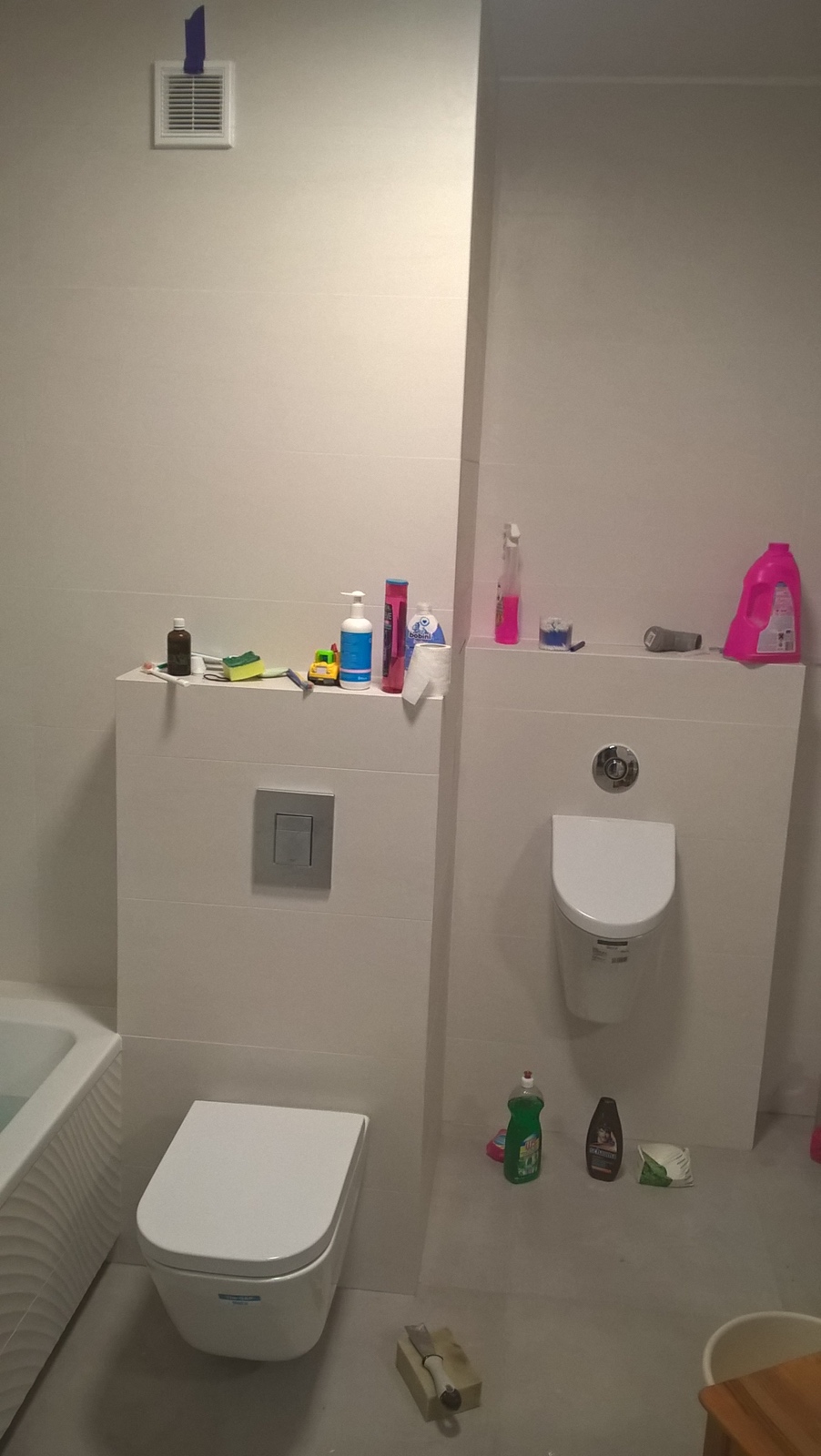 łazienka na Bemowie z dwoma stelażami WC i Pisuarem